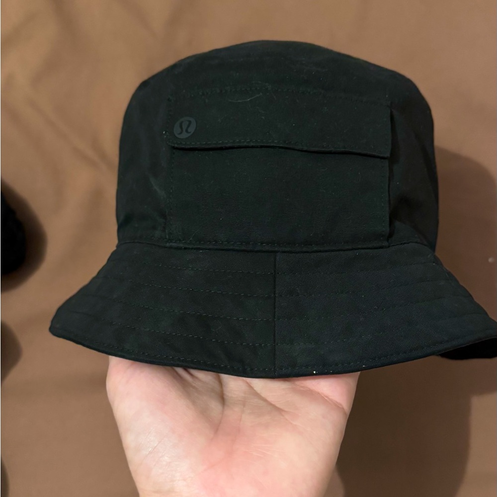 Lululemon black bucket hat with side pocket